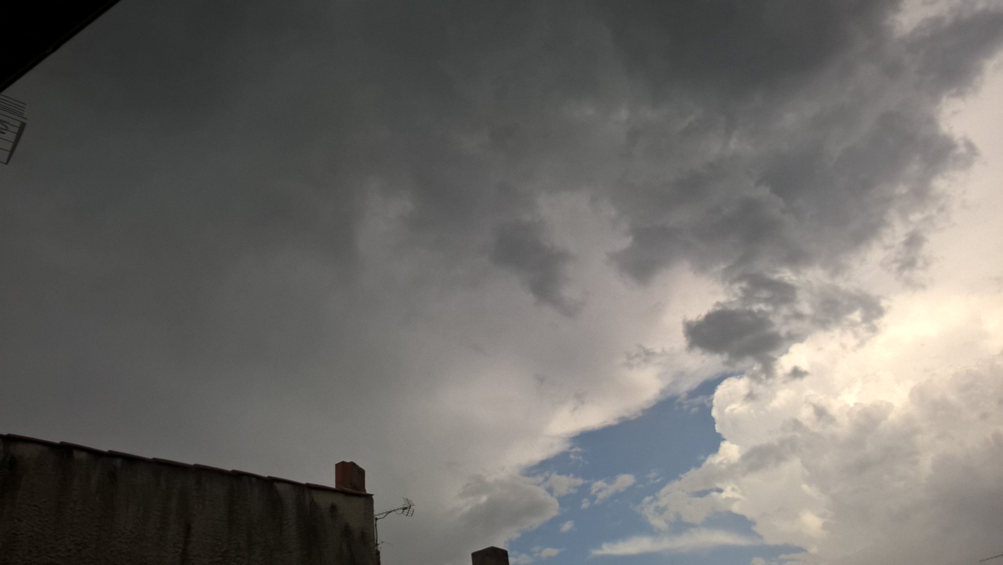 4 pic. Comme prévu les #Orages deviennent violents sur l'#Auvergne tonnerre en continu en approche https://t.co/KbAaeGDqE3
