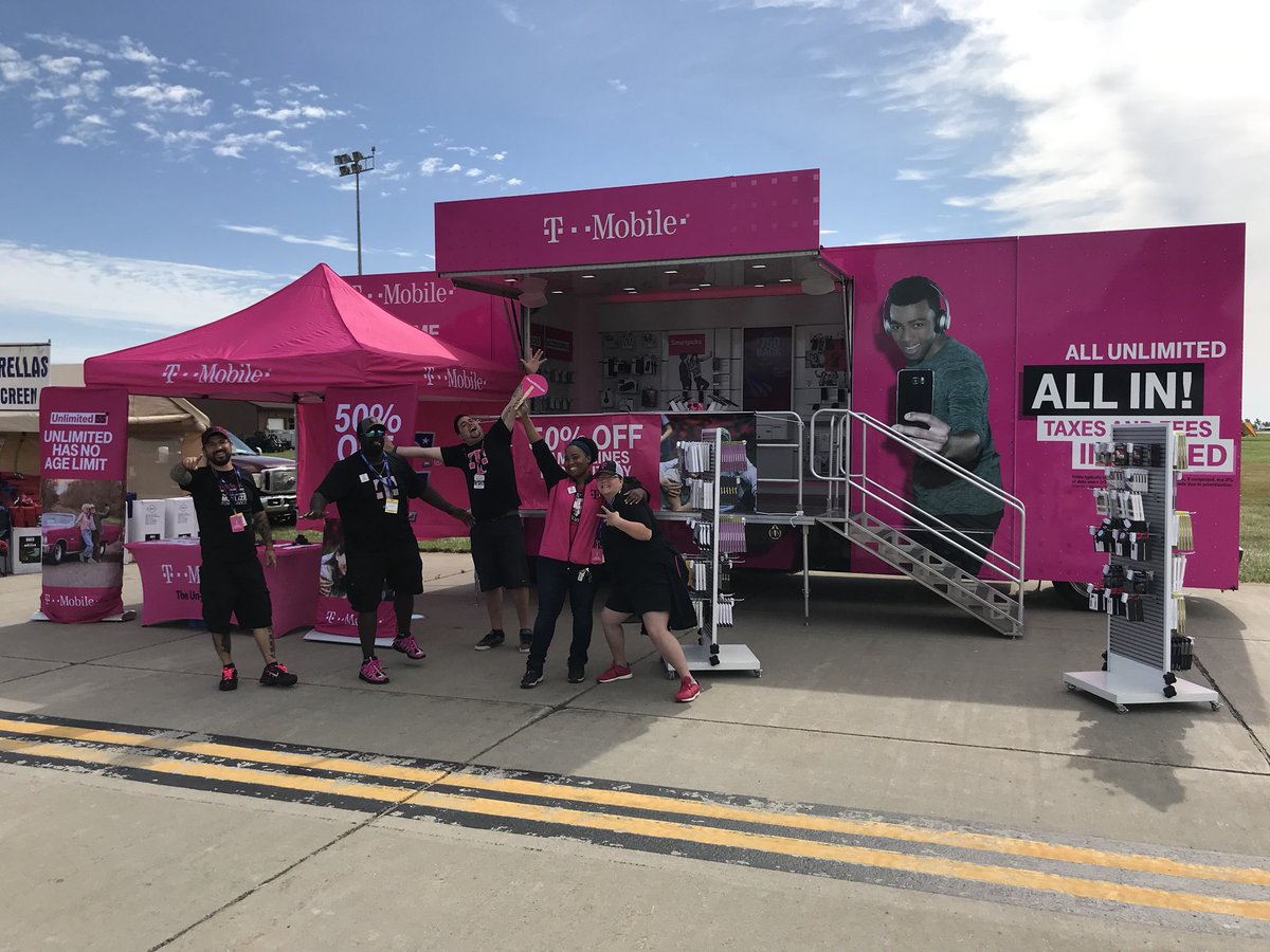 hgarciari88's tweet photo. 2nd day with the amazing @TMobileTruckUNY at the Thunder of Niagara International Air Show. We keep spreading the word around #TmobileONEMilitary and keep adding more and more Military, Vets and their Families to our amazing #MagentaWorld β¨π@BobStanchina @JennieMontanye https://t.co/vKzqFZnOkJ