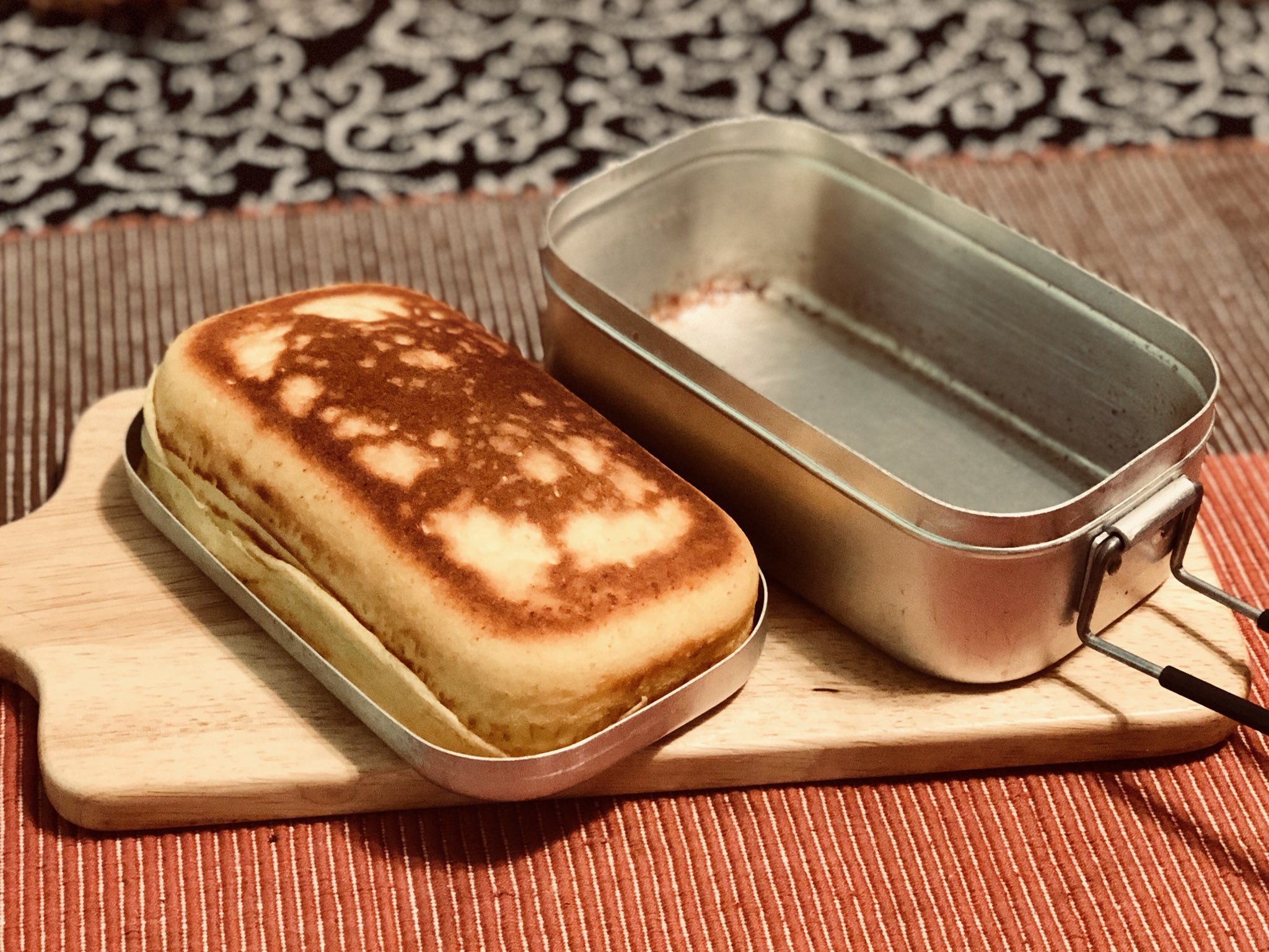 前田雄吾 今日の朝食はメスティンでホットケーキ 油orバター塗ったメスティンに ホットケーキミックスぶち込んで 蓋して弱火でじっくり焼くだけ メスティンごとひっくり返して両面 フライパンで一枚一枚焼くより楽だし美味い メスティン