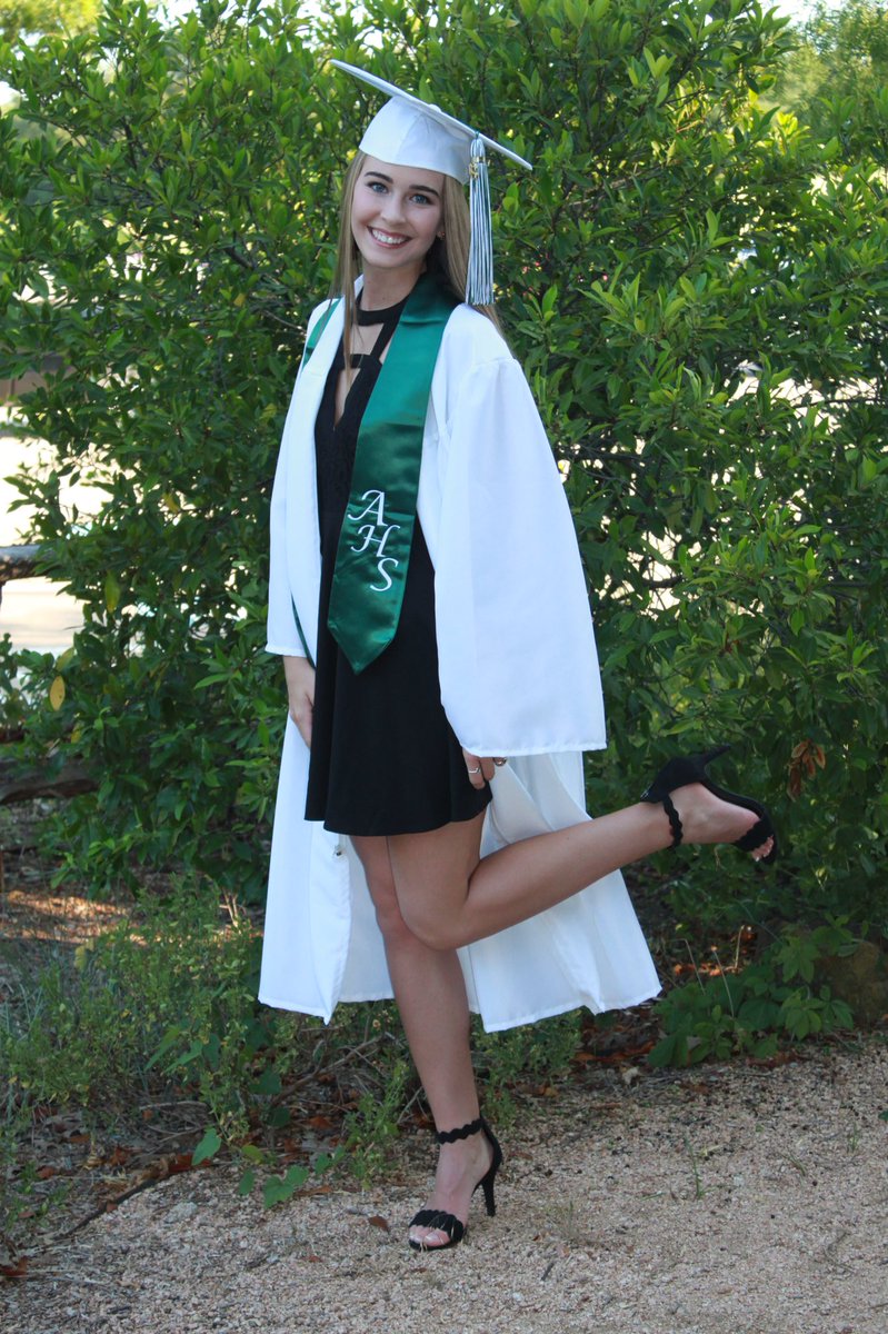 shelby_nicole1's tweet photo. Today’s the day!! #graduate

•pics done by @urnutsed https://t.co/QC96YDv5sM