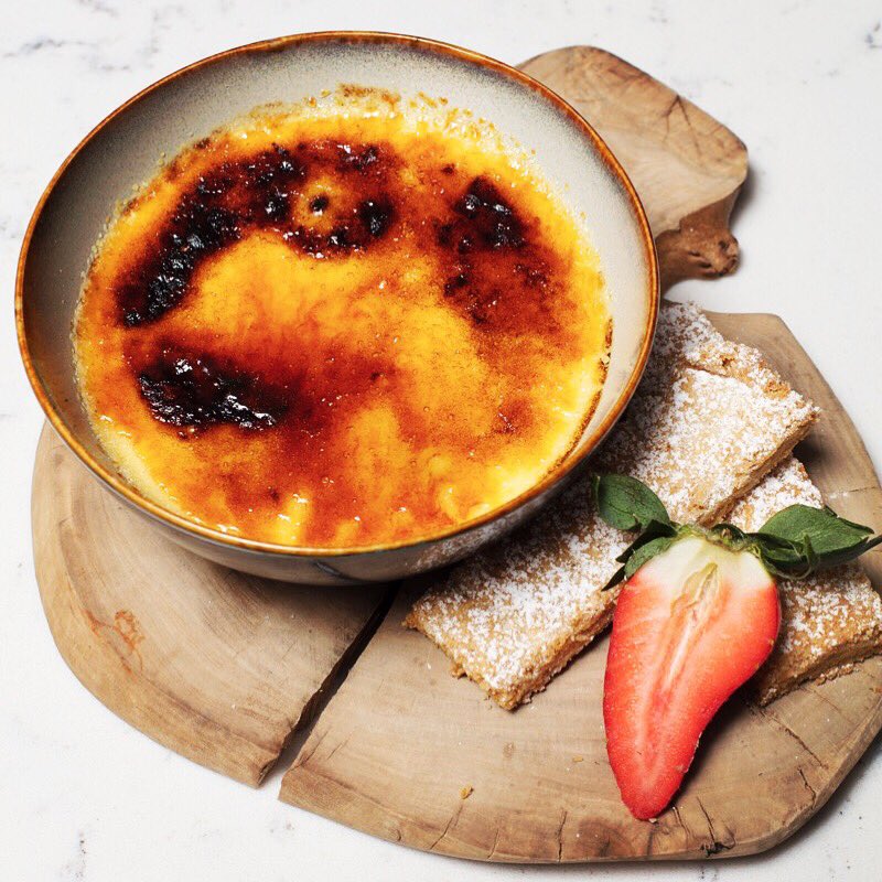 Long lunches are what Sundays are all about - and a long lunch always needs something sweet to finish!  How about this indulgent creme brulee - definitely not one you'll want to share #myradissonescape
.
.
#edinburgh #sundaylunch #royalmile #RadissonBlu #RadissonBluEdinburgh