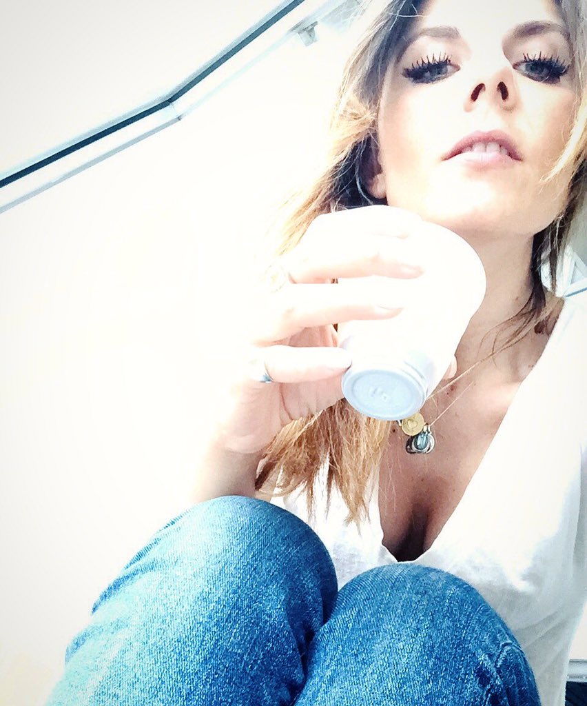 s_notargiacomo's tweet photo. 'na tazzuliell 'e caffè! Io senza non so starci.. ☕️alle 17 #onair su @radior101 vi aspetto! #inradio #work #myjob #sunnyday https://t.co/Md6FmlYO9Y