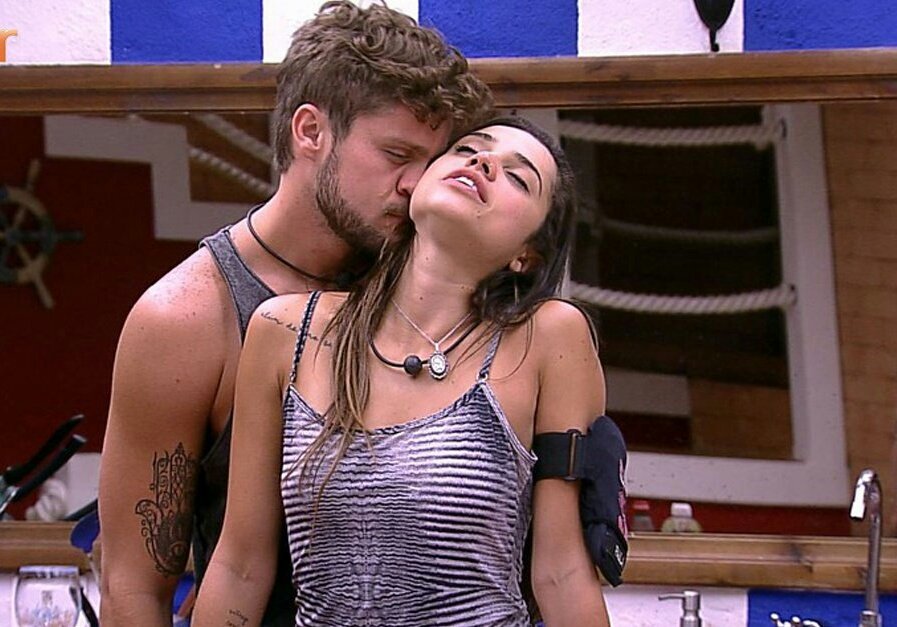 PerdidosEspaco's tweet photo. "segunda temporada de Perdidos no Espaço está prevista pra 2019" https://t.co/qkZxvzQbef