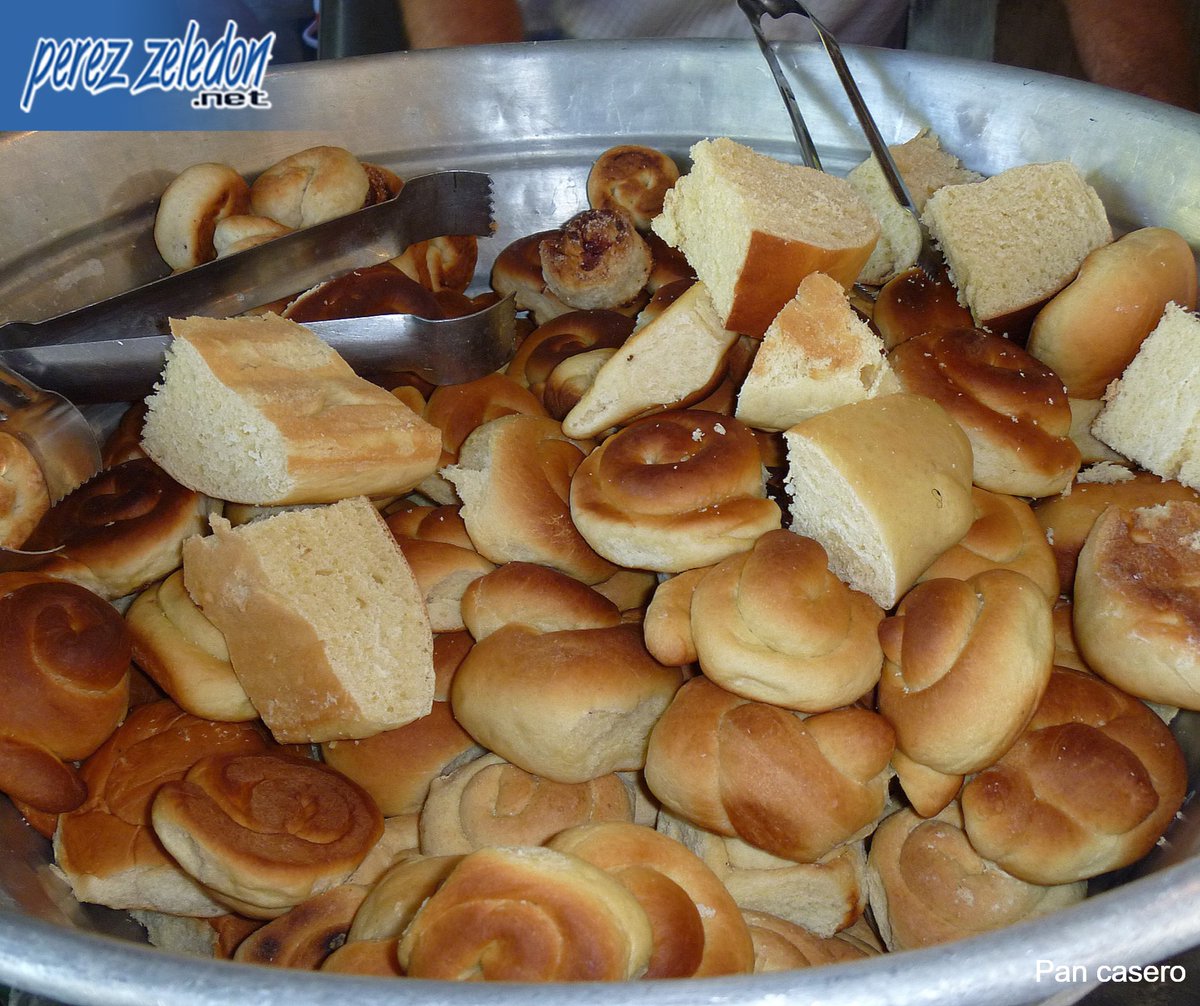 Si puede, visite hoy algún #turno en algún pueblo de #PerezZeledon, quizá pueda saborear delicioso pan casero como este de la foto... ¡feliz domingo!