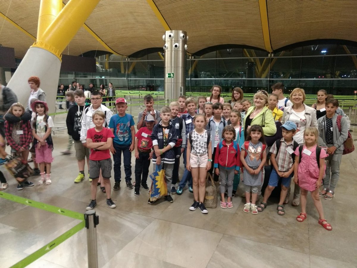 Esta pasada medianoche llegaron los 37 niños ucranianos que pasaran casi 12 semanas en España. Agotados todos pero felices. ¿Te animas a conocer qué hacemos además del acogimiento en verano? Visita venconnosotros.es o llámanos al 661971578