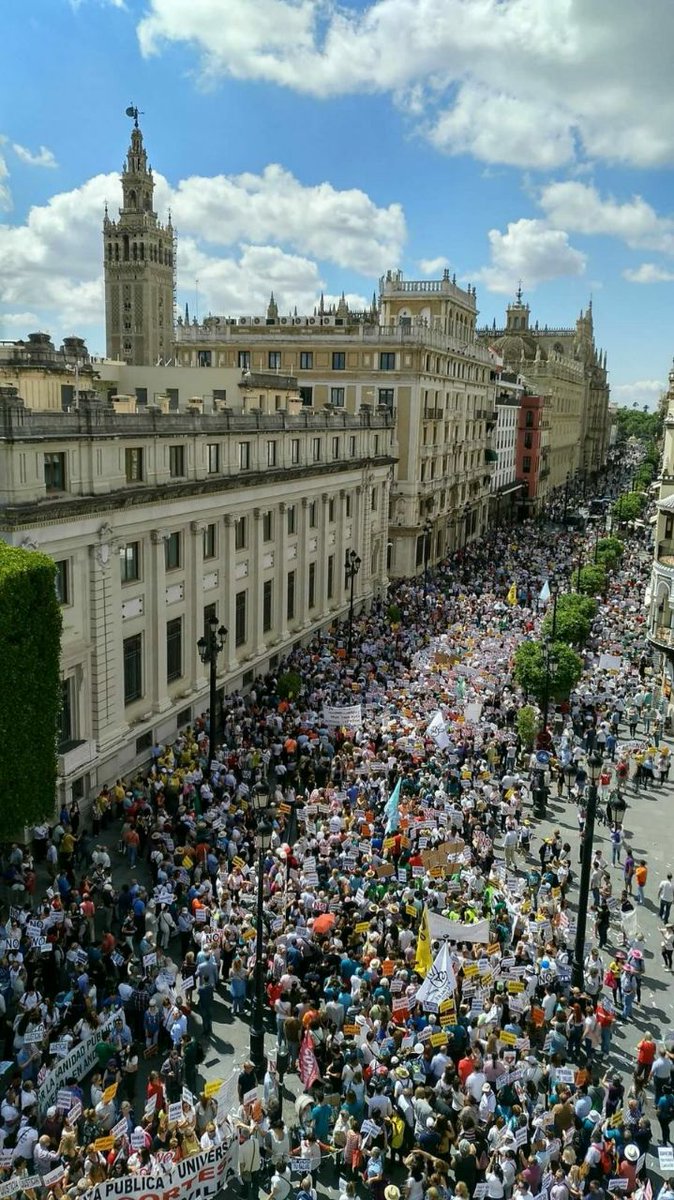 Así de masiva ha sido la manifestación de esta mañana en Sevilla por la Sanidad Pública. Quién quiera entender que entienda.💪💪💪💪💪💚💚💚💚