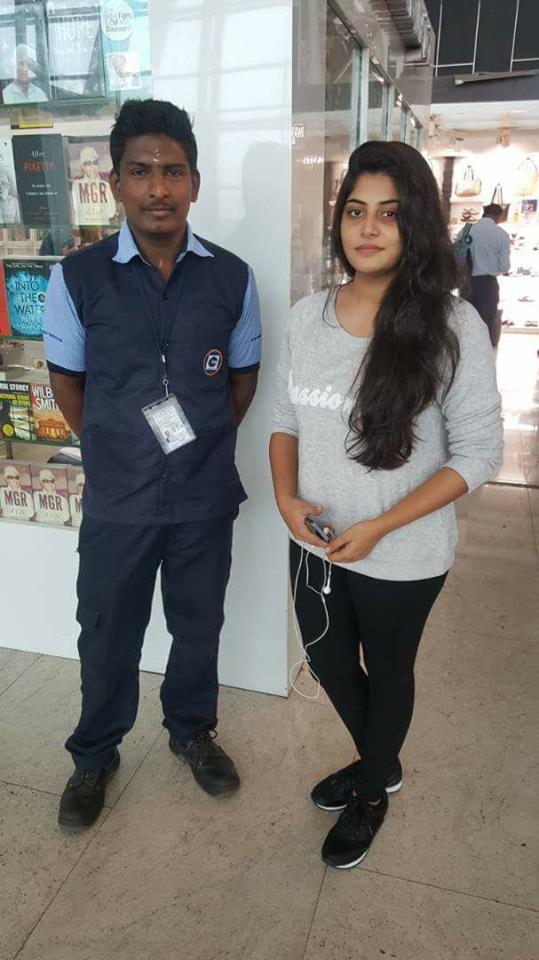 Manjima_fans's tweet photo. @mohan_manjima with fans ♥️♥️♥️ one fine day, hope I too can get a selfie with u momo😍
#ManjimaMohan #Throwback #SelfieWithFans
Credits : @Sdrs666 https://t.co/9sD3fD0eJw