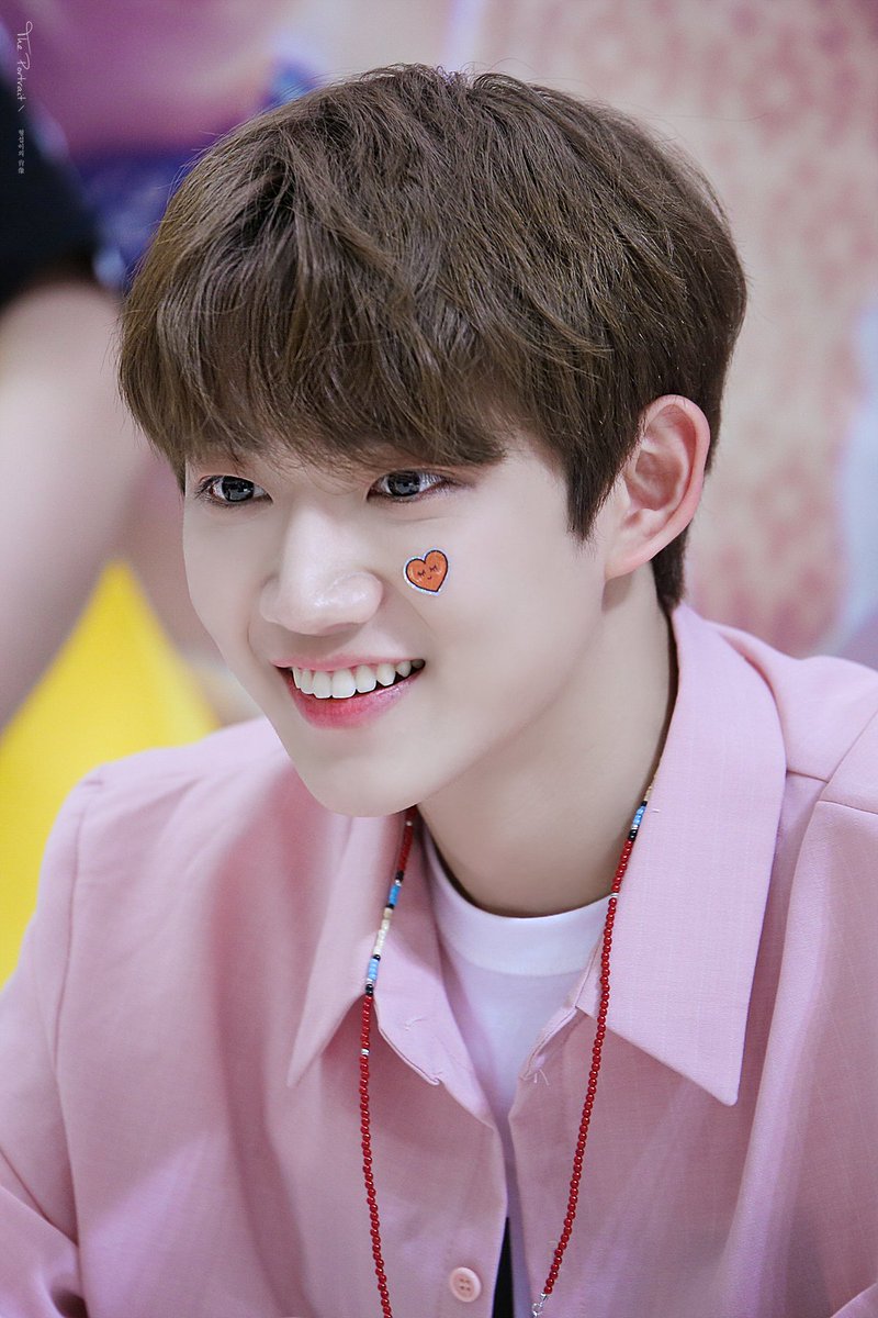 portrait809's tweet photo. [180526 대구팬싸 HQ]
내가 느낀 이 사랑을 세상 모든 사람들에게 주고 싶다고 생각할 정도의 사랑을 주는. 
항상 고마워 형섭아❤

#안형섭 #형섭 #HYEONGSEOP #安炯燮
#꿈으로물들다 #너에게물들어
#대구팬싸인회 https://t.co/oZNpk4jtis