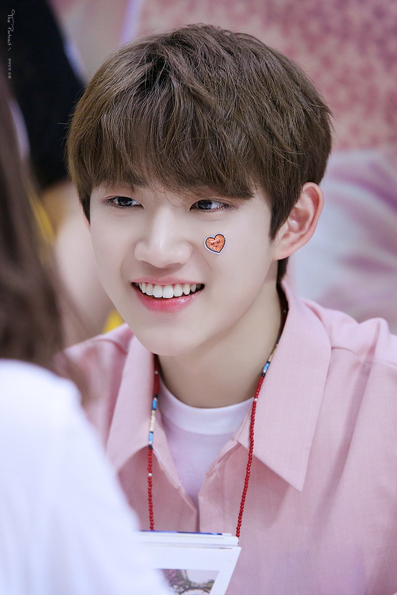 portrait809's tweet photo. [180526 대구팬싸 HQ]
내가 느낀 이 사랑을 세상 모든 사람들에게 주고 싶다고 생각할 정도의 사랑을 주는. 
항상 고마워 형섭아❤

#안형섭 #형섭 #HYEONGSEOP #安炯燮
#꿈으로물들다 #너에게물들어
#대구팬싸인회 https://t.co/oZNpk4jtis