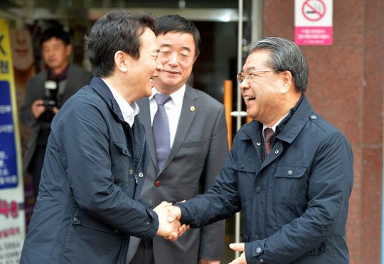 oCKRHZj5h7Yk5PS's tweet image. 경필이는 요정이지만 이재정이 더 작음
#환한미소 #진보교육감 #이재정 #경필이는요정이라서 #연정요정경필