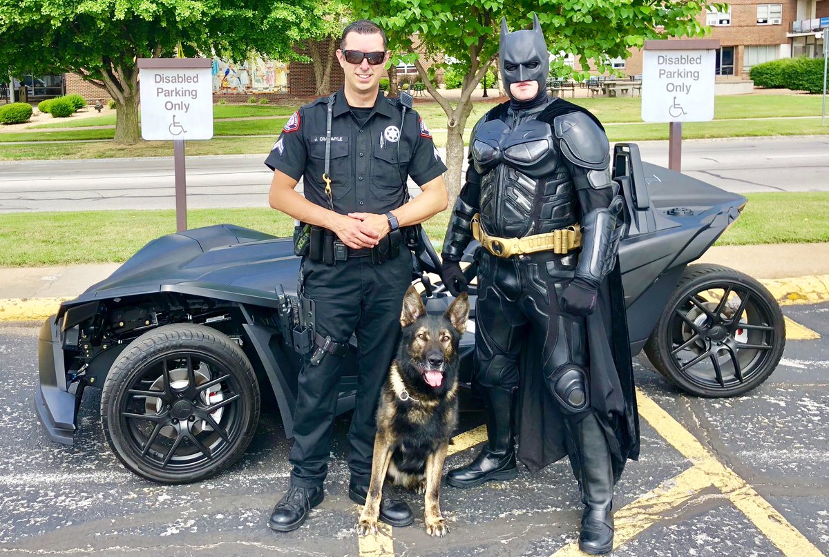 JamesCraigmyle's tweet photo. Yesterday was a busy day. #K9Lor and I hung out with @spldbatman at @CoxHealth safety day in the morning. Then I was asked to “celebrity” judge a BBQ contest of chicken and ribs (it was amazing). #Batman #food #batmobile #photooftheday @LivePdFans @LivePdFantasyLG @CraigmylesMob https://t.co/Do9n0RJgyJ