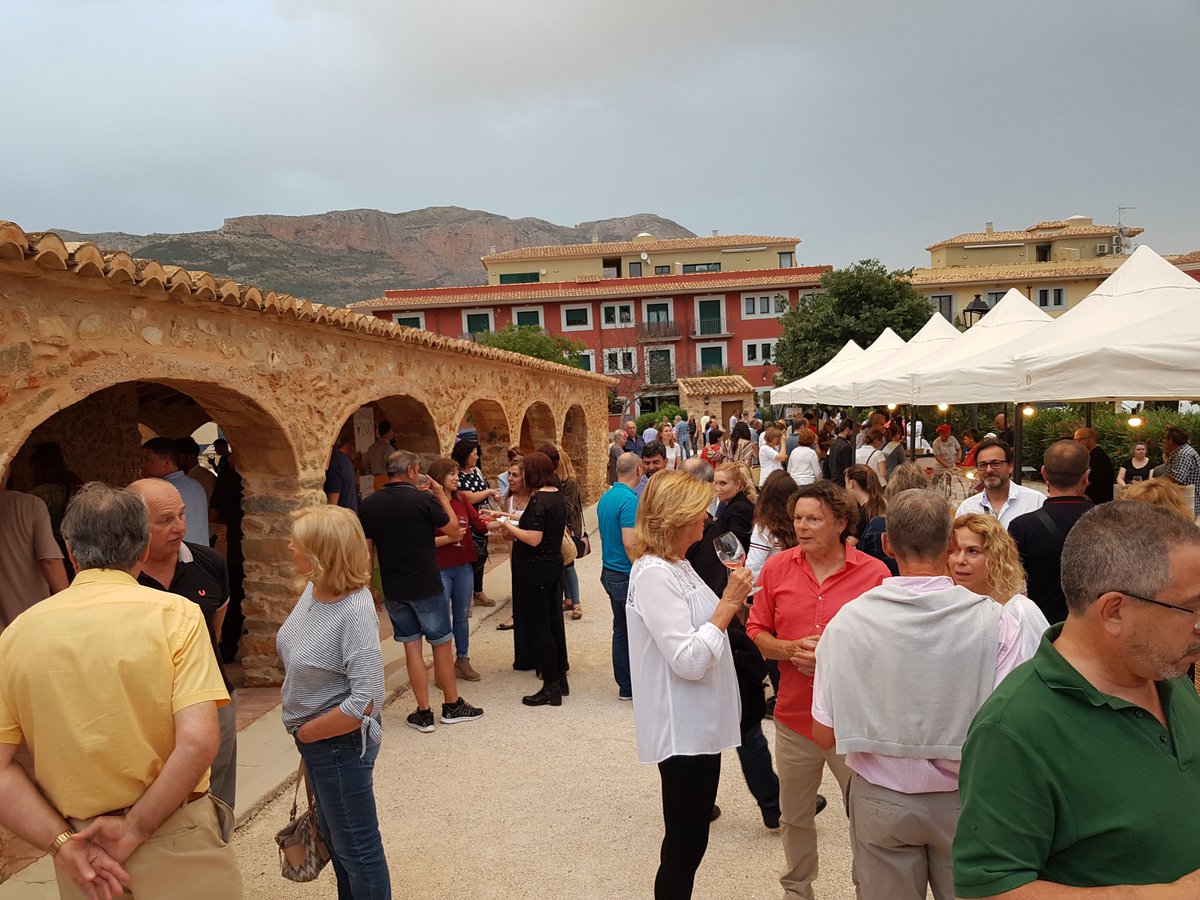 BodegasLeopoldo's tweet photo. Un evento muy interesante celebrado en la poblacion de #jesuspobre #pinkparty representando el vino rosado de @FINCA_COLLADO en un histórico #riurau https://t.co/0lyWrB3O0x