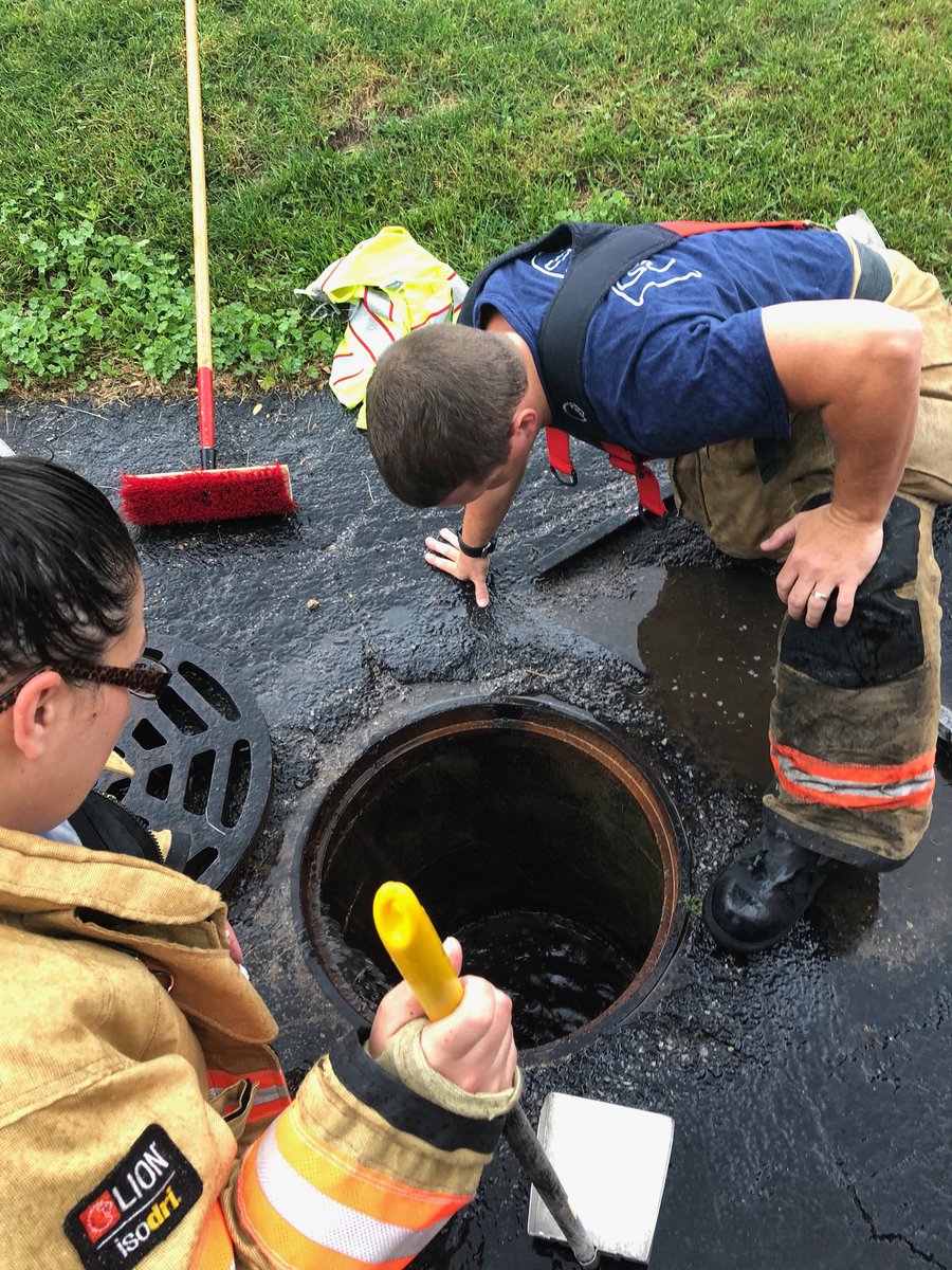RockfordFire's tweet image. This morning #Engine10 helped out a very nervous mother who lost her children near Alpine Road. As a result of the help from the crew of Engine 10, a duck was reunited with her many ducklings!  🦆🐥