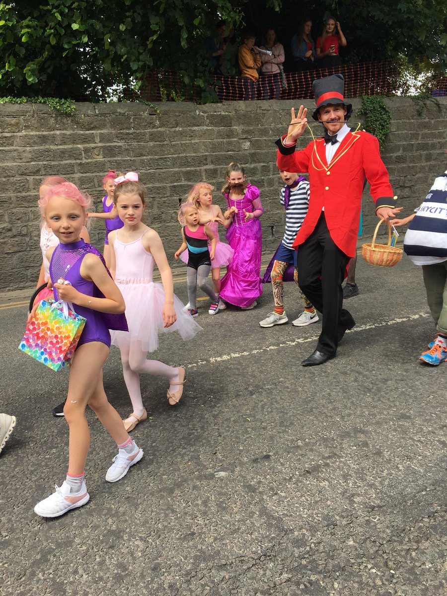 SnodgrassCo's tweet photo. Fabulous fun @greatbedrace #Knaresborough yesterday! Happy to support Oatlands Junior School #Harrogate. #BedRace2018 #KnaresboroughBedRace https://t.co/WmFUSynLBr