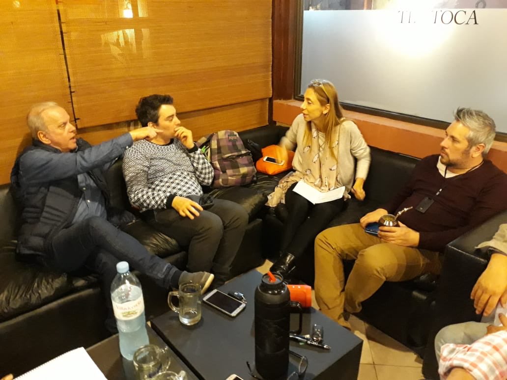 SapucayOficial's tweet photo. SE ACERCAN LAS BUENAS NUEVAS, EL EQUIPO ARTÍSTICO DE SAPUCAY 2019 YA SE REUNIÓ Y SALE HUMO BLANCO

SAPUCAY 2019 ESTÁ MUY CERCA... https://t.co/BSJbdzYoTx