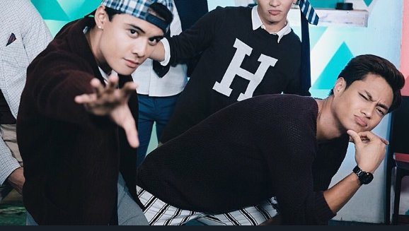 awesomerussford's tweet photo. Bakit ba parati gusto ninyo magtabi na cro crop tuloy mga kasama nyo goodnight @boyband_russell @Boyband_Ford 💙💛 https://t.co/GXKsqTwna5
