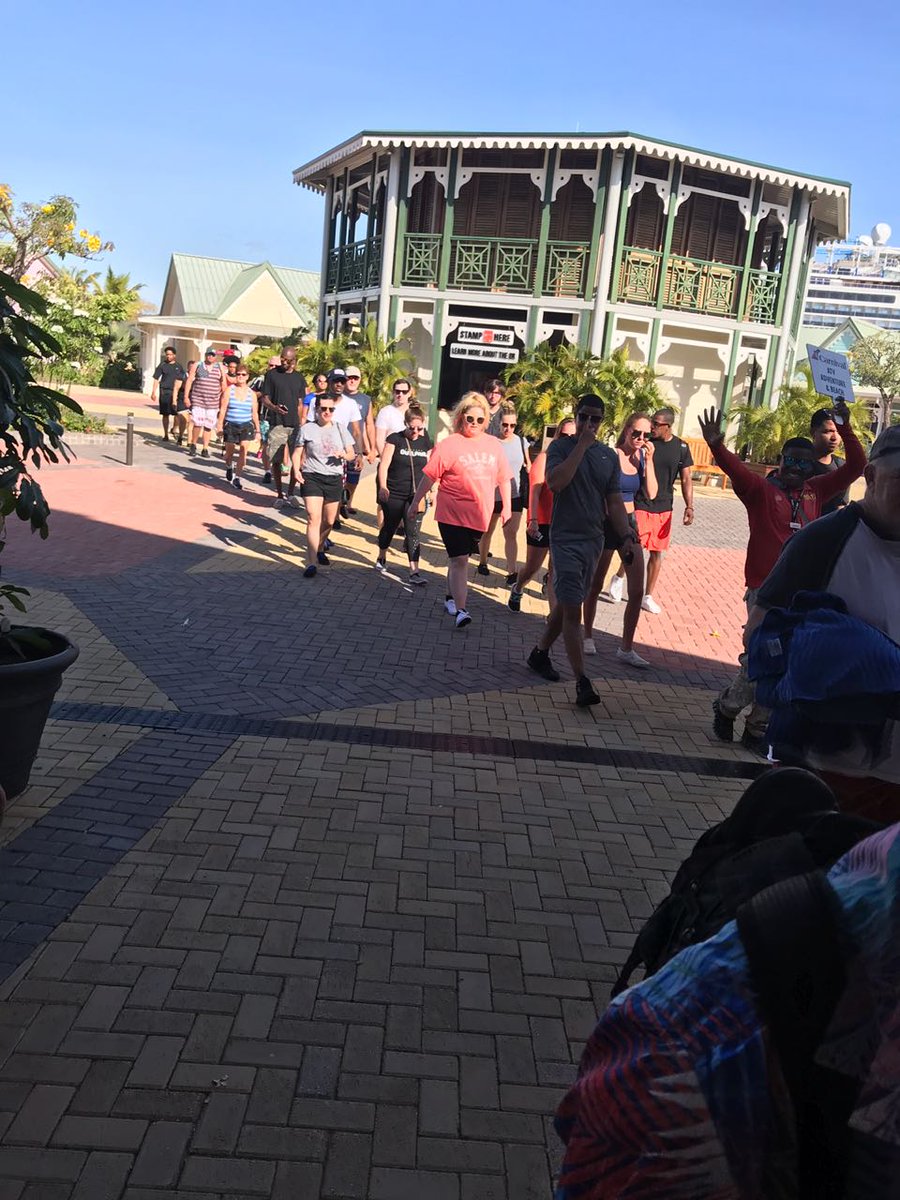 TurismoRD's tweet photo. La terminal de cruceros #AmberCove del puerto de Maimón, #PuertoPlata, recibió hoy a 4,745 cruceristas asistidos por 1,440 tripulantes a bordo del #CarnivalHorizon, para un total de 6,185 turistas. ¡Bienvenidos a #RepúblicaDominicana! 🇩🇴🛳️⚓️ #TemporadaDeCrucerosRD https://t.co/pRqSoG0EEF