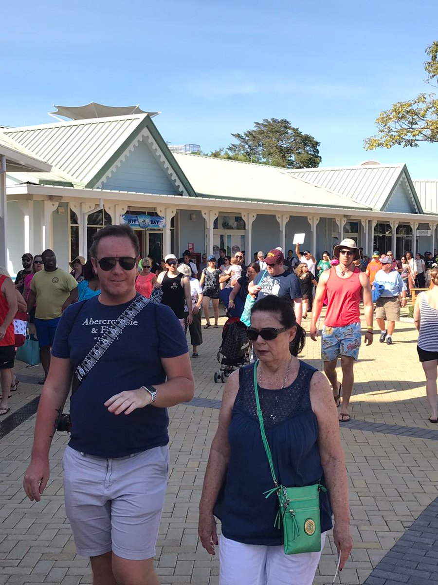 TurismoRD's tweet photo. La terminal de cruceros #AmberCove del puerto de Maimón, #PuertoPlata, recibió hoy a 4,745 cruceristas asistidos por 1,440 tripulantes a bordo del #CarnivalHorizon, para un total de 6,185 turistas. ¡Bienvenidos a #RepúblicaDominicana! 🇩🇴🛳️⚓️ #TemporadaDeCrucerosRD https://t.co/pRqSoG0EEF