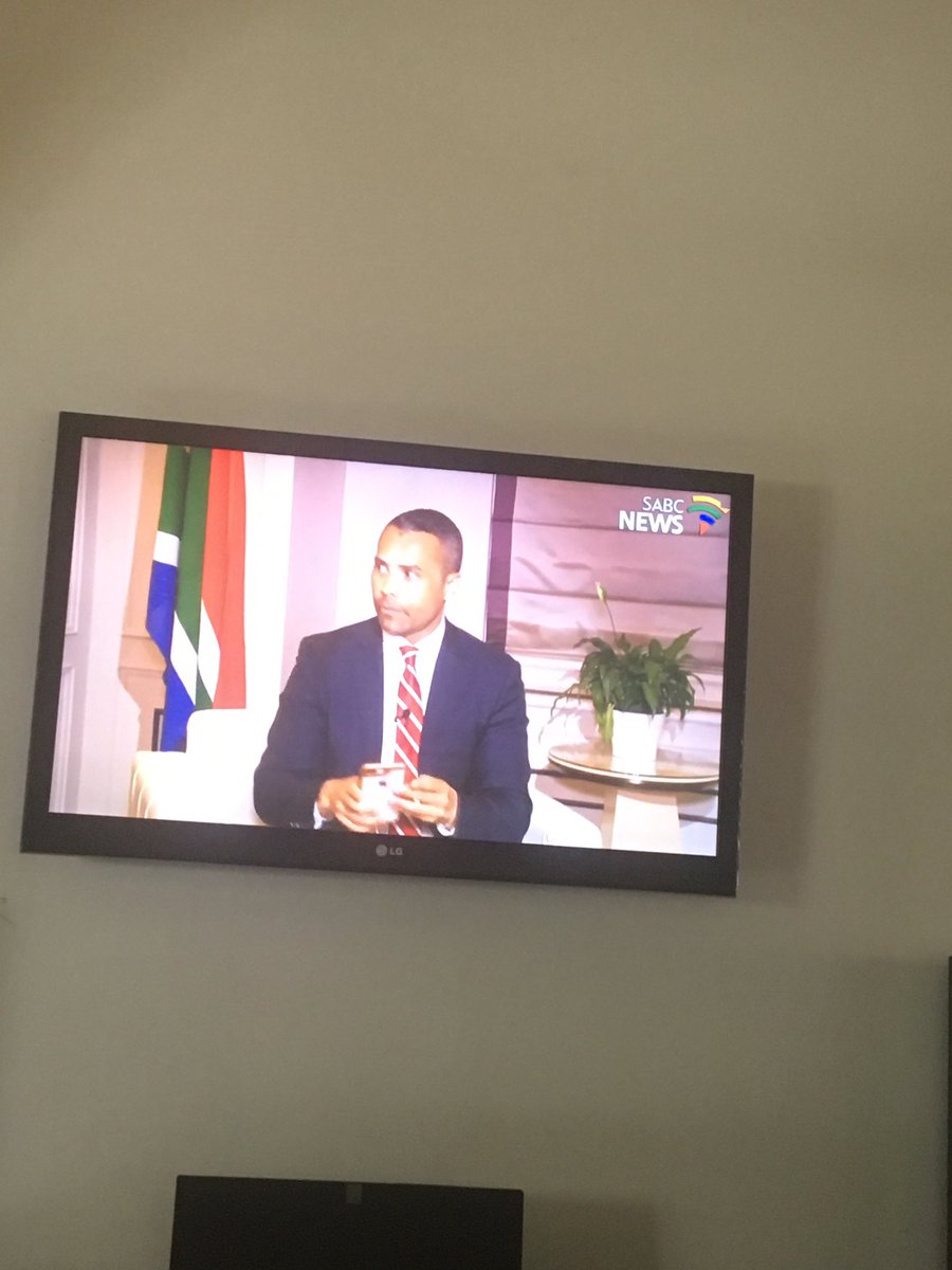 Highly_Flavorrd's tweet photo. @SABC_2 ... we are watching a guy doing his make up not comrades 🙆🏾🙆🏾🙆🏾😭😭😭 https://t.co/nTwa7rZARK
