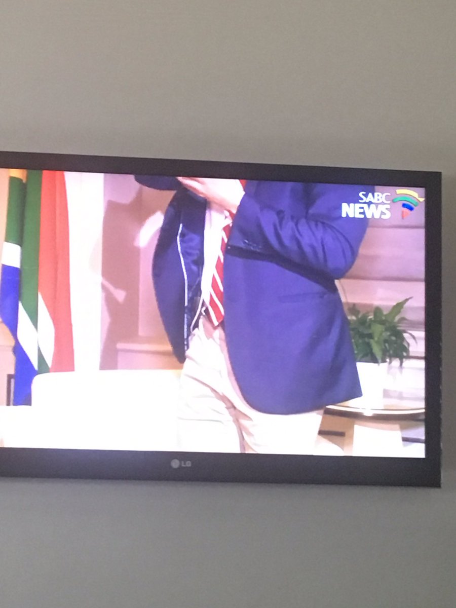 Highly_Flavorrd's tweet photo. @SABC_2 ... we are watching a guy doing his make up not comrades 🙆🏾🙆🏾🙆🏾😭😭😭 https://t.co/nTwa7rZARK