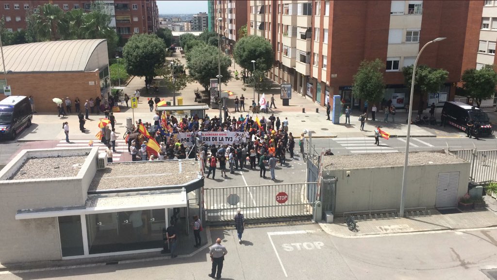 XaviBonastre's tweet photo. Espero amb ànsia el recompte dels manifestants. Amb les fotos no deu ser complicat de comptar-los... #Aviam https://t.co/dKpTz7aZSw