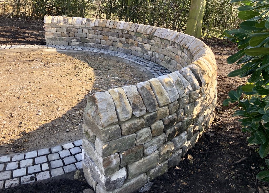 TH_Stoneworks's tweet photo. Dry stone feature wall complete #drystonewalling #gardendesign #gardenfeature #Yorkshire https://t.co/GK9nQ1zkjd