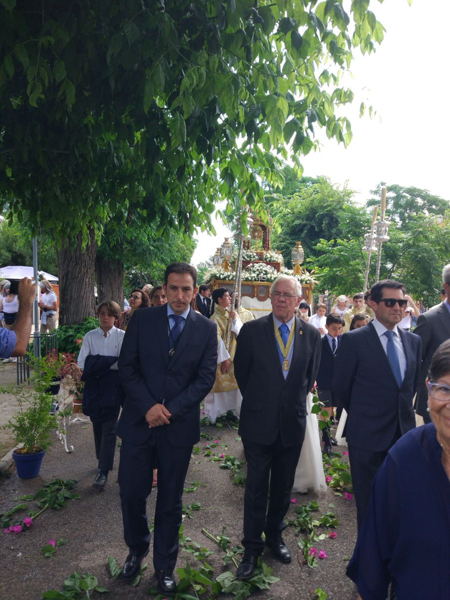 santacruzcamas's tweet photo. Este domingo asistimos corporativamente a la procesión del #Corpus2018 del @acar_tablada. Posteriormente pasamos a un ágape en sus dependencias, acompañados por el Páter del Acuartelamiento, Don Andrés. Agradecemos todas las atenciones recibidas hacia #SantaCruzCamas
#TDSCofrade https://t.co/frNBCCcyZT