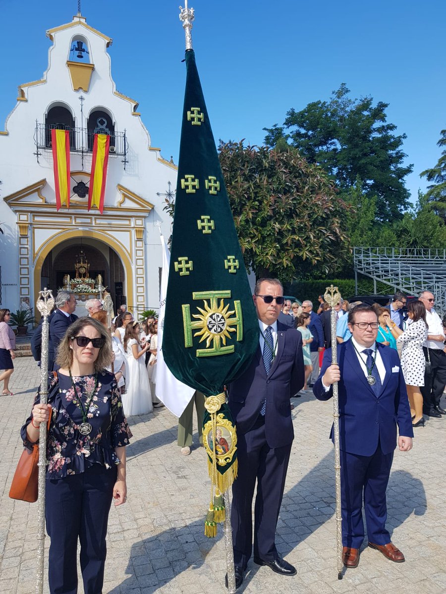 santacruzcamas's tweet photo. Este domingo asistimos corporativamente a la procesión del #Corpus2018 del @acar_tablada. Posteriormente pasamos a un ágape en sus dependencias, acompañados por el Páter del Acuartelamiento, Don Andrés. Agradecemos todas las atenciones recibidas hacia #SantaCruzCamas
#TDSCofrade https://t.co/frNBCCcyZT