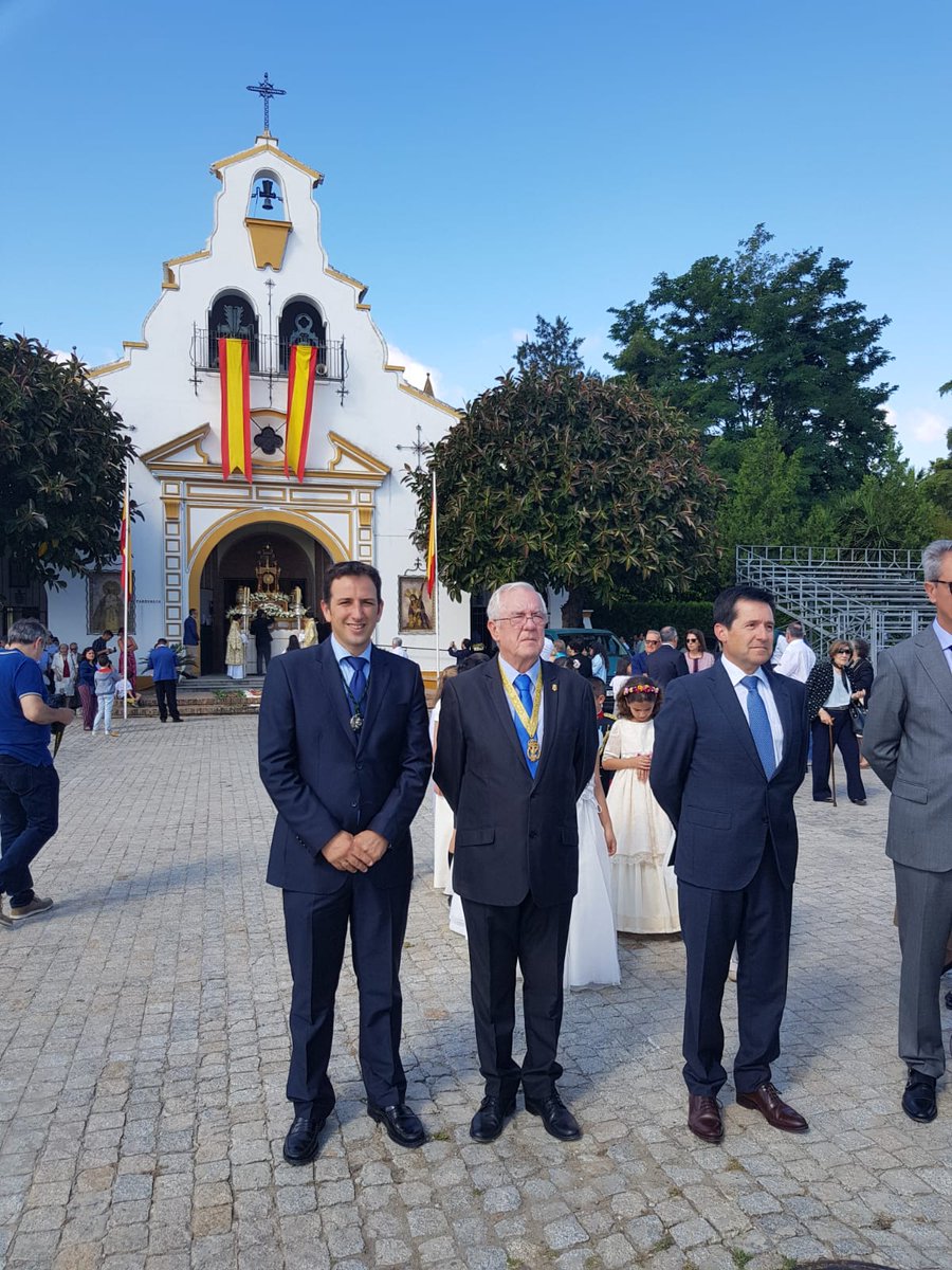 santacruzcamas's tweet photo. Este domingo asistimos corporativamente a la procesión del #Corpus2018 del @acar_tablada. Posteriormente pasamos a un ágape en sus dependencias, acompañados por el Páter del Acuartelamiento, Don Andrés. Agradecemos todas las atenciones recibidas hacia #SantaCruzCamas
#TDSCofrade https://t.co/frNBCCcyZT