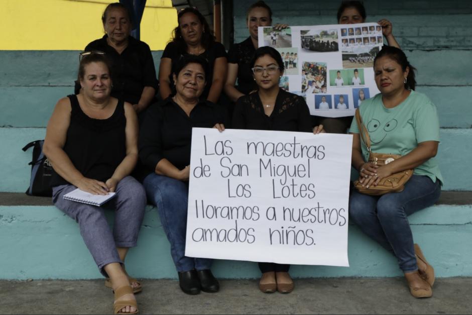 soy_502's tweet photo. #Video La incansable búsqueda de las maestras de Los Lotes

Recorren albergue por albergue y hasta la morgue. Lloran a sus niños muertos y no pierden la esperanza, faltan 41 de sus alumnos y no van a descansar hasta que los encuentren. Esta es su historia: https://t.co/j9bOaWd07O https://t.co/BSfgRIGo5e