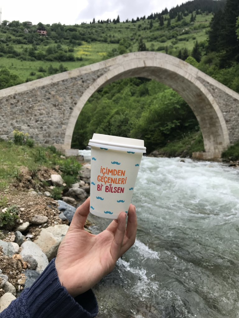 En sevdiğin içecekle doğayı selamlarken, yazın enerjisi de bırak dışarı çıksın! Al-Götür bardaklarımızla nerede olursan ol keyfin tam olsun. 😍☀️

#OsmanlıKahvecisi #osmanlikahvecisiuskudar #photooftheday #coffeetime