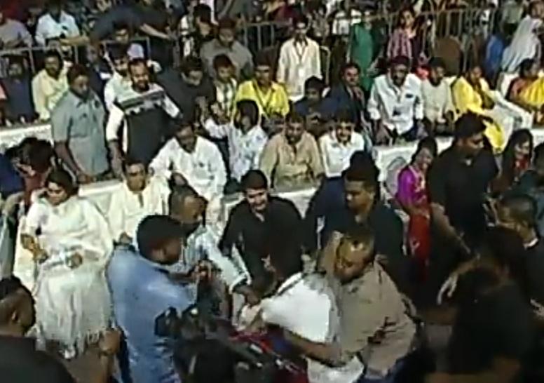 A FAN At the Event _/\_

Devotees Of <a href="/urstrulyMahesh/">Mahesh Babu</a> 🙏

#SammohanamPreReleaseEvent #SSMB #SSMBSwag