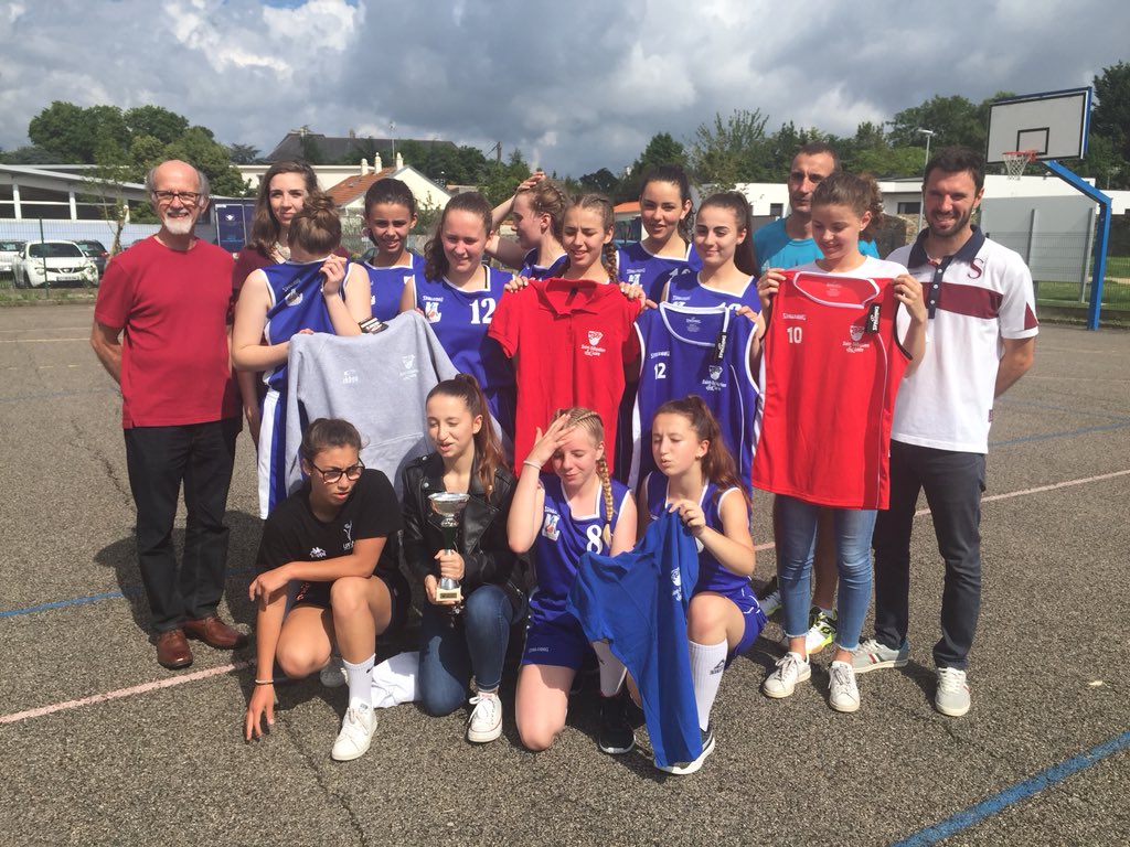 PatJean44's tweet photo. 10ème challenge Loirat organisé par le club de basket 🏀 @stsebsurloire. A cette occasion remise équipement pour l’équipe qui part en stage aux Etats-Unis. Avec #HervéCamus @alainhardouin #ThomasBoucher https://t.co/ZJ3sfE4LJn