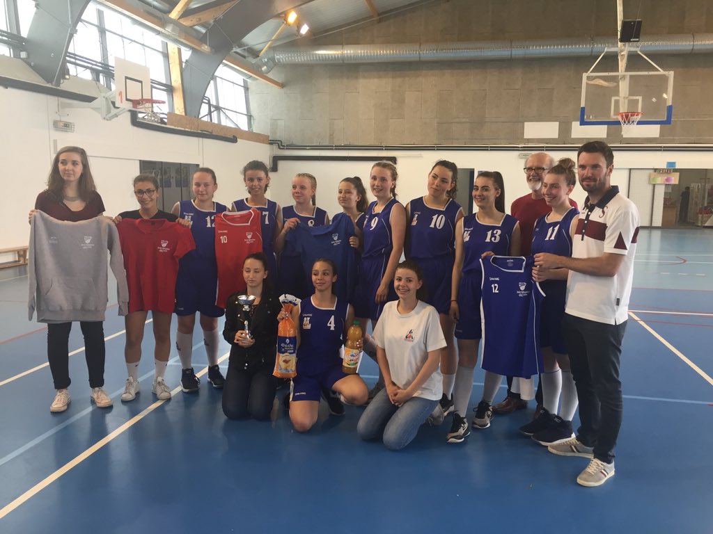 PatJean44's tweet photo. 10ème challenge Loirat organisé par le club de basket 🏀 @stsebsurloire. A cette occasion remise équipement pour l’équipe qui part en stage aux Etats-Unis. Avec #HervéCamus @alainhardouin #ThomasBoucher https://t.co/ZJ3sfE4LJn