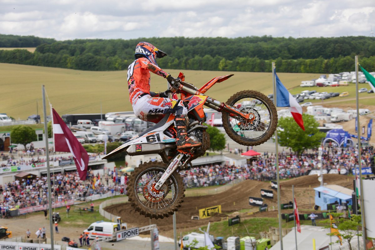 jorgeprado61's tweet photo. ¡Bestial! Victoria en Francia y mucho más cerca en el campeonato.
Yeah! Another win to make the championship even closer. #MXGPFrance https://t.co/COGvrdfHB9
