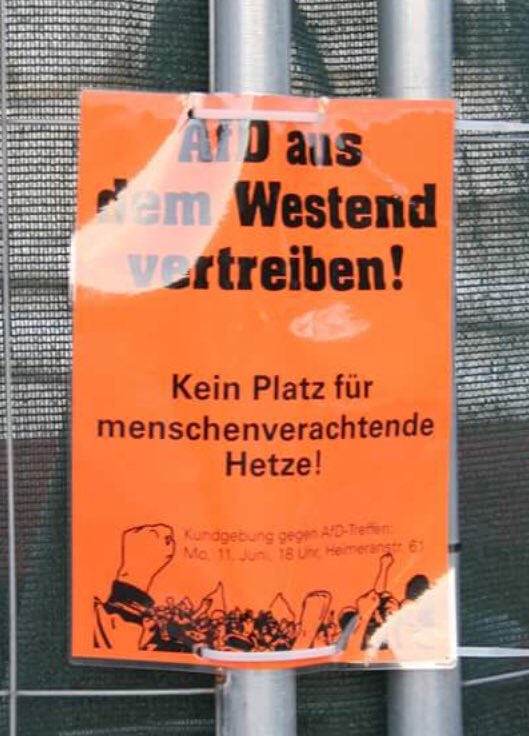 _LinaDahm_'s tweet photo. Bei Zetteln und Sprühlkreide gegen die #AfD kennt die Polizei #München keinen Spaß und rückt erstmal aus. https://t.co/MayJaQqT4u (sorry gibt nur FB-Link) #noAfD #nonazismuc #nika https://t.co/6xY1QXCrDM