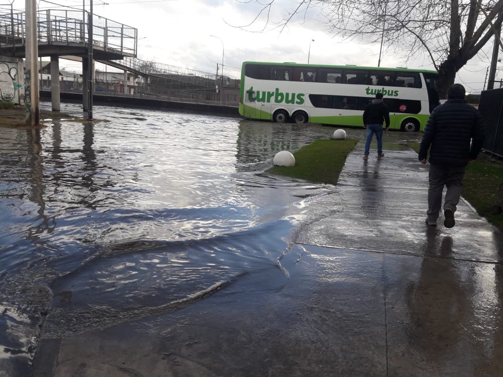 DelegacionStgo's tweet photo. [Esta pasando] Delegado Provincial @enriquebeltrann en terreno desde Logroño con Caletera General Velasquez donde se aprecia inundación, se llama a la precaución. #ProgramaInvierno2018 en la #RMdeTodos https://t.co/Nq91iWPwGU