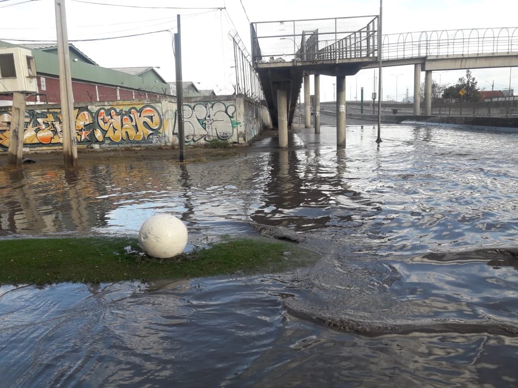 DelegacionStgo's tweet photo. [Esta pasando] Delegado Provincial @enriquebeltrann en terreno desde Logroño con Caletera General Velasquez donde se aprecia inundación, se llama a la precaución. #ProgramaInvierno2018 en la #RMdeTodos https://t.co/Nq91iWPwGU