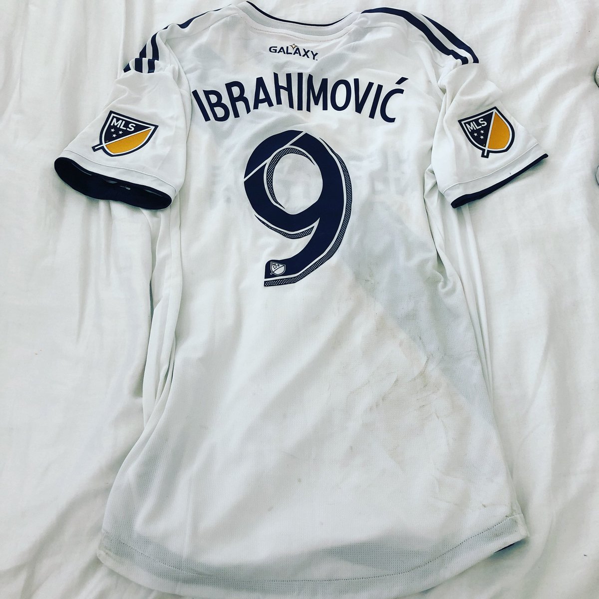 PabloRuizR31's tweet photo. thank you very much for your shirt is a great honor to have this that you gave me my respect towards you crack @Ibra_official https://t.co/aqhajnRrUm