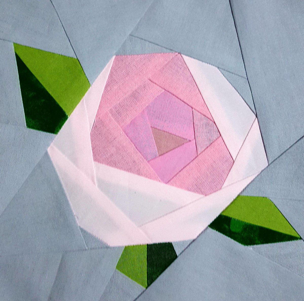 hatun_comak's tweet image. #fpp is fun to make. @jitkadesign s #rosepattern #Patchwork #quilting #handmade