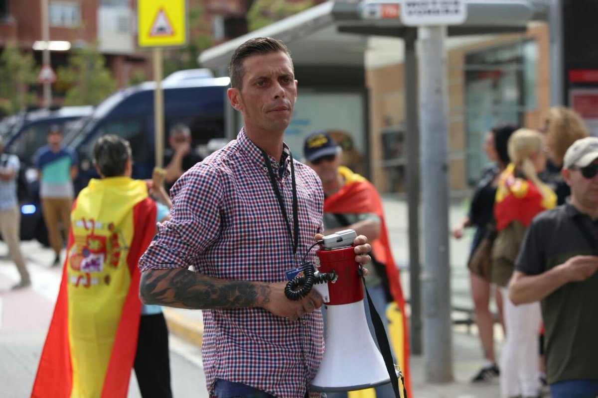 GuillemPorres's tweet photo. Aquests son alguns del feixistes que s’han juntat avui davant de @tv3cat. Demanem máxima difussió doncs DN es un partit xenòfoc i racista que s’amaga rera la màscara de l’unionisme. Molts d’ells carreguen delictes d’odi a les espatlles #AlertaUltraTV3 https://t.co/bvvAAboWtX