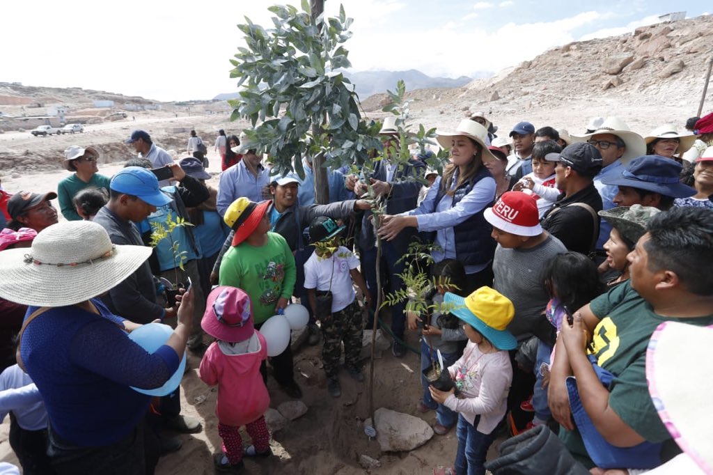 yamilaosorio's tweet photo. #AqpSostenible
Hoy iniciamos la campaña #CreceVerde ,que forma parte del Proyecto Regional #AsociacionesVerdes
En esta 1era etapa, en alianza con Patrulla Ecológica y la empresa Mitsui-Toyota estamos plantando 5000 árboles en el cono norte
Esperamos q otras empresas se sumen! https://t.co/SKI6tNPywJ