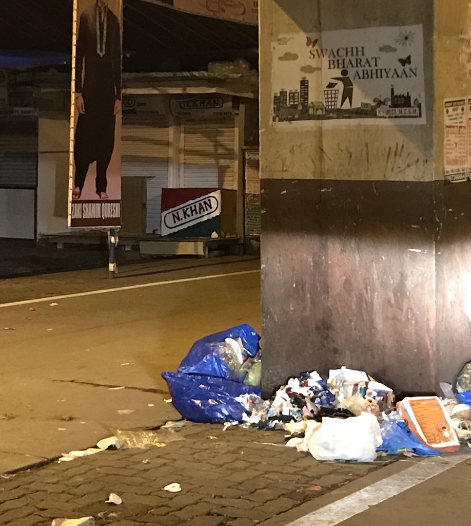 samritshah's tweet photo. @narendramodi @Dev_Fadnavis I did not care much about throwing garbage out but this initiative changed the way i think and believe that even one person can contribute to a difference. It cannot be kept alive with such execution.
Location: santacruz west market next to the station https://t.co/8vCwsVrHDo