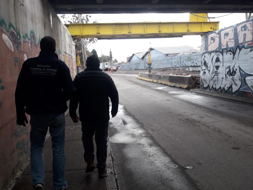 DelegacionStgo's tweet photo. Delegado Provincial @enriquebeltrann continúa en terreno, ahora desde paso bajo nivel Antofagasta de #EstaciónCentral que se encuentra 100% operativo. #ProgramaInvierno2018 en la #RMdeTodos 🚨 https://t.co/3h3H9EZwoT