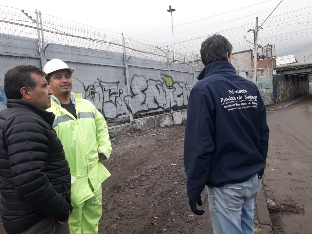 DelegacionStgo's tweet photo. Delegado Provincial @enriquebeltrann continúa en terreno, ahora desde paso bajo nivel Antofagasta de #EstaciónCentral que se encuentra 100% operativo. #ProgramaInvierno2018 en la #RMdeTodos 🚨 https://t.co/3h3H9EZwoT