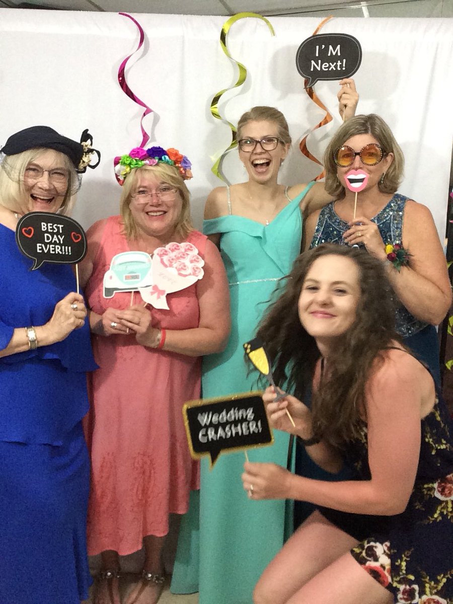 LoraKaySee's tweet photo. Sooooo much fun in that photo booth 😍 https://t.co/c8zixHXMsK