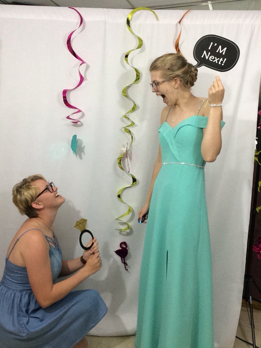 LoraKaySee's tweet photo. Sooooo much fun in that photo booth 😍 https://t.co/c8zixHXMsK