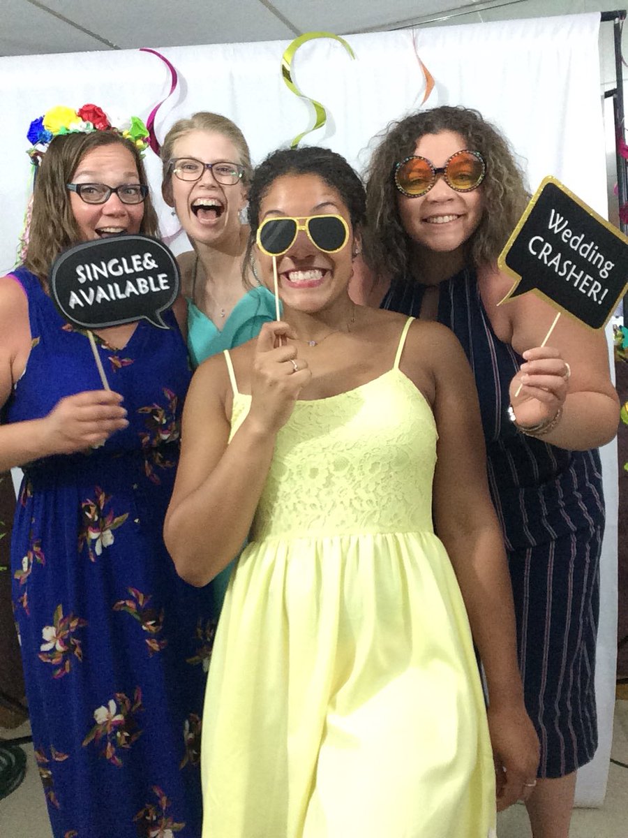 LoraKaySee's tweet photo. Sooooo much fun in that photo booth 😍 https://t.co/c8zixHXMsK