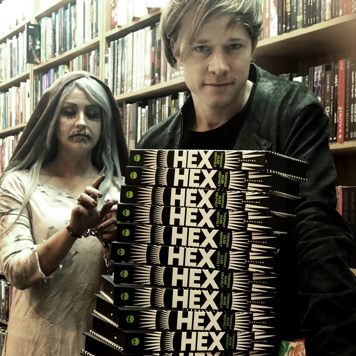 DarkSideBooks's tweet photo. A próxima parada da bruxa é no Rio de Janeiro ✈ Quarta-feira acontece a sessão de autógrafos com @Thomas_Novelist e Katherine Van Wyler estará entre nós 💀 https://t.co/ElI2IPdl3Q #HEXapp https://t.co/l3JgyhKk9J