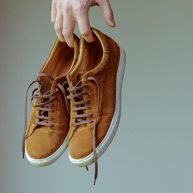 burzanblog's tweet photo. I love breaking these snuff suede @epaulet sneakers out on the weekend. I recently had to find some new laces for them. I went with some waxed laces from TZ Laces and though I think the shade could be a little better I think they work quite well.
.
.
.
#burzanhands #epaulet … https://t.co/uPxdcGy8Ug